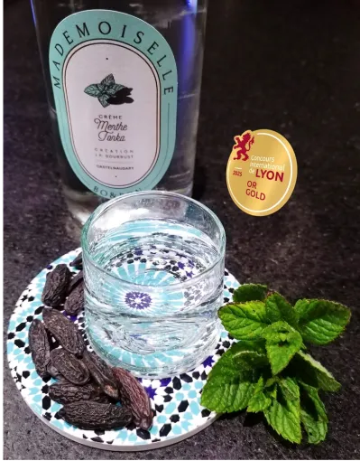 La liqueur de menthe servie sur glace de digestif idéal pour les fins de repas, Toulouse, FRENCH BOTTLE